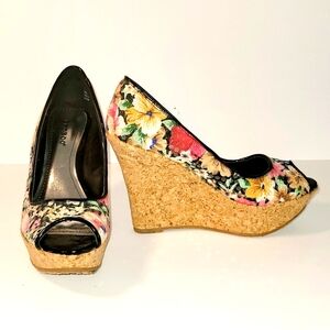 EXQUISITE CORK WEDGED HEELS NEW NEVER WORN